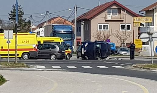 Auto završio na boku u Mlaki: Dvoje ljudi ozlijeđeno u sudaru