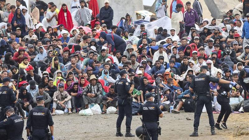 FOTO I dalje kaotično u Ceuti: Španjolska policija migrante premješta s plaže u skloništa