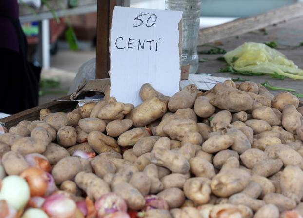 Šibenik: Ponuda vo?a i povr?a na šibenskoj tržnici