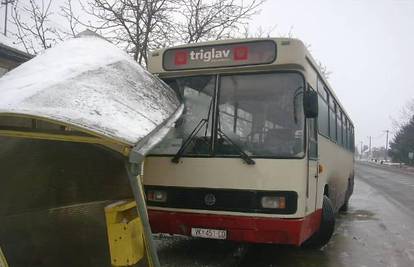 Bus je naletio na stanicu i ozlijedio srednjoškolca