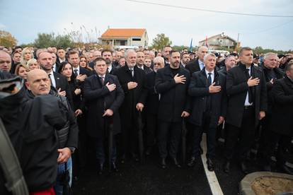 FOTO Komemorativni program u Škabrnji: Stigle su stotine ljudi, državni poslanici, HOS-ovci...