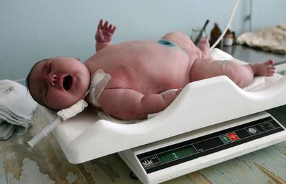 Ruskinja (43) rodila bebu tešku čak 7,75 kilograma