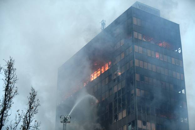Zagreb: Nastavlja se gašenje Vjesnikovog nebodera, teška noć iza vatrogasaca