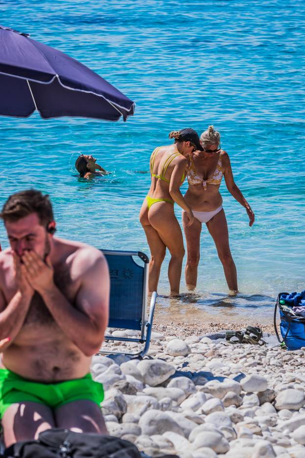 Otočić Pokonji Dol obiđe se u samo 600 koraka, a na njemu ponosno stoji svjetionik iz 1872.