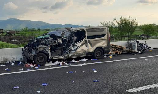 Policija o užasu na A3: Kombi udario u kamion pa u ogradu, u nesreći petero ozlijeđenih