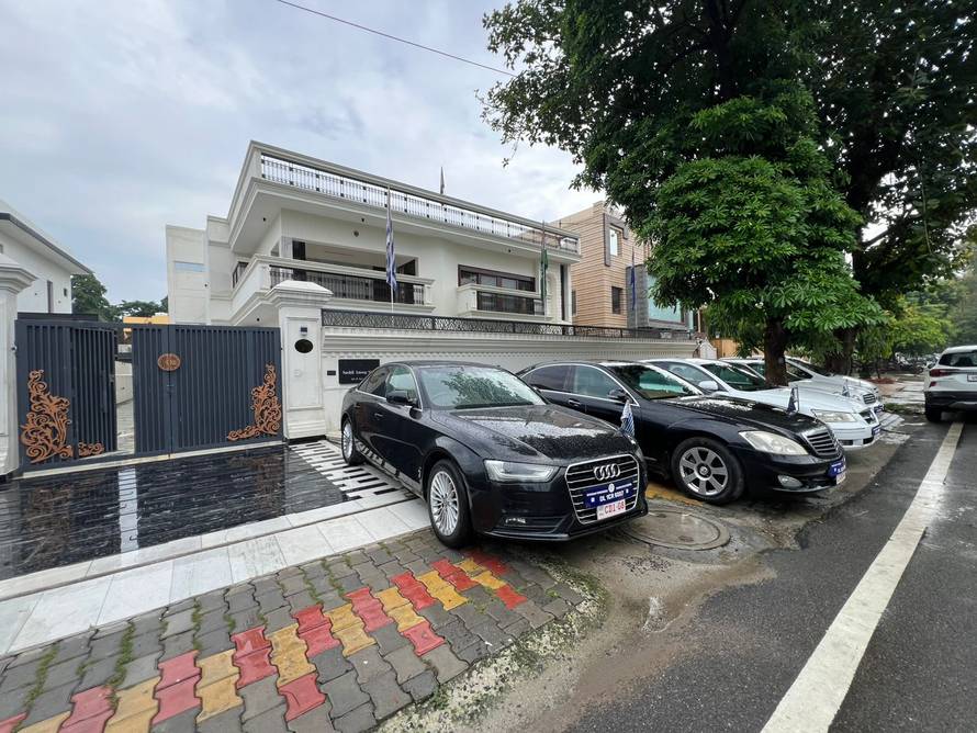 Diplomat iz bajke: Uhitili Indijca koji je godinama lažno glumio ambasadora izmišljenih država