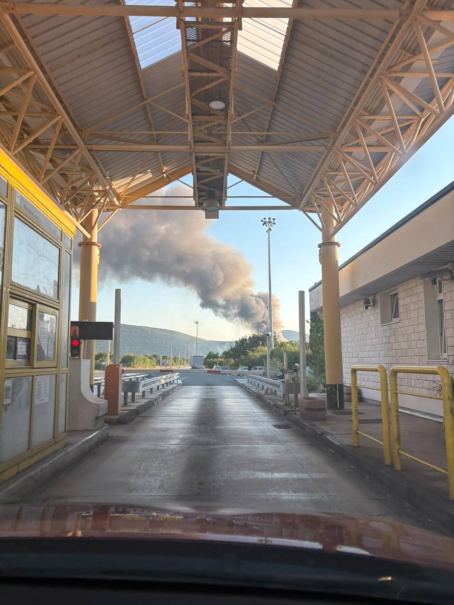 VIDEO Požari u Dalmaciji. Gorio deponij u Prgometu: 'Zatvorite vrata i prozore, ne udišite dim'