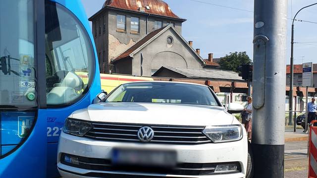 Tramvaj se sudario s dva auta u Zagrebu, dvojica su ozlijeđena