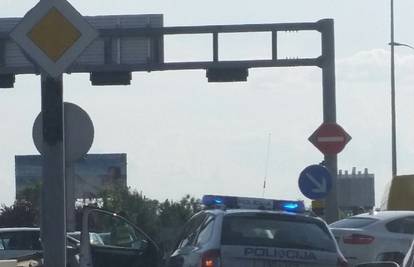 Sudarila se četiri automobila, lakše je ozlijeđen policajac