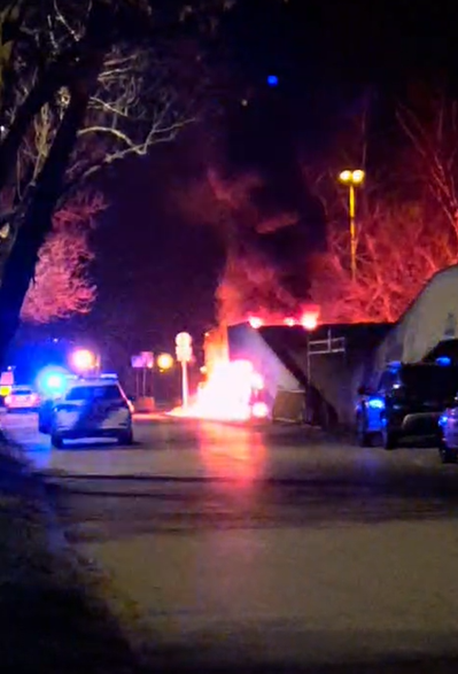 VIDEO Buktinja u Zagrebu: Na parkingu izgorjeli kamp kućica i BMW, oštećen još jedan auto
