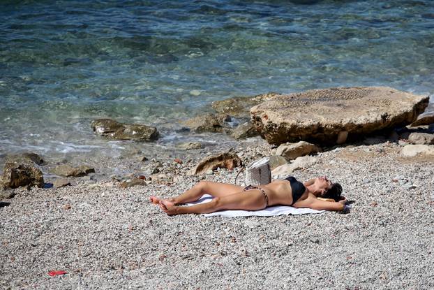 Zadar: Lijepo vrijeme popunilo gradsku plažu Kolovare