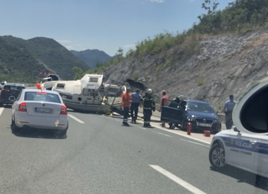 VIDEO Kilometarske kolone posvuda, gliser blokirao promet na A1, policija sve prati iz zraka