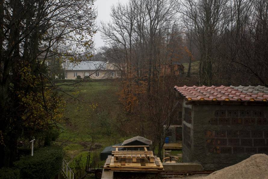 Pucao je u zrak, poskliznuo se, a metak je pogodio migranta