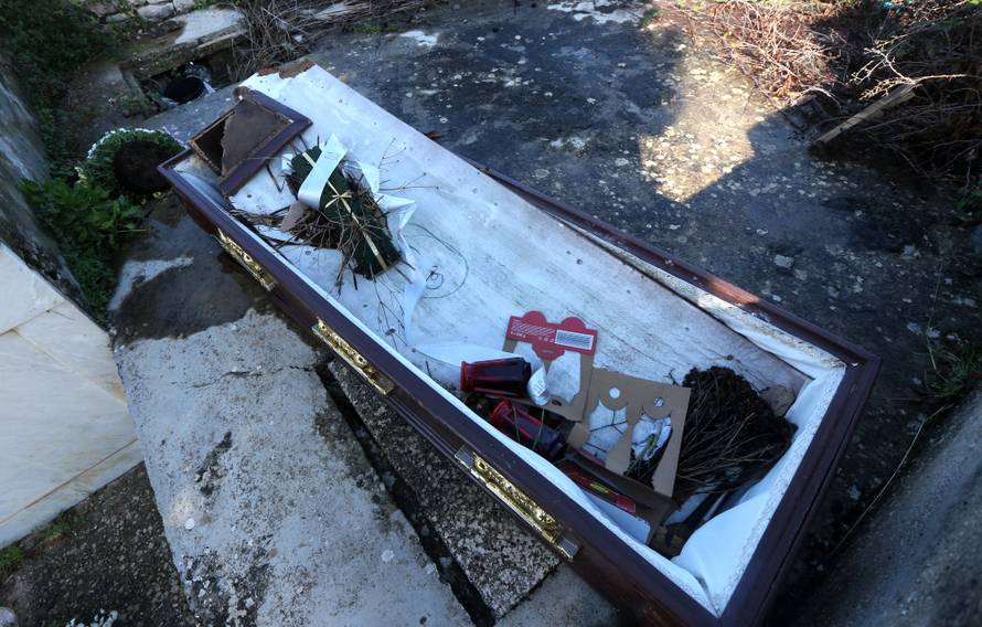 Izvadili pokojnika, prazan lijes mjesec dana stoji na groblju...