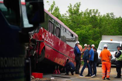 FOTO Stravične scene iz Srbije: Poginuo vozač (34) džipa, zabio se u autobus, ozlijeđeno 37 ljudi