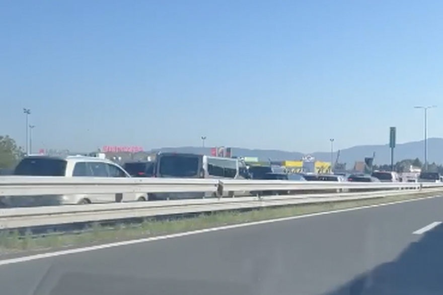 Na autocesti A1 pojačan je promet u smjeru mora, između Lučkog i Bosiljeva vozi se usporeno u kolonama u pokretu