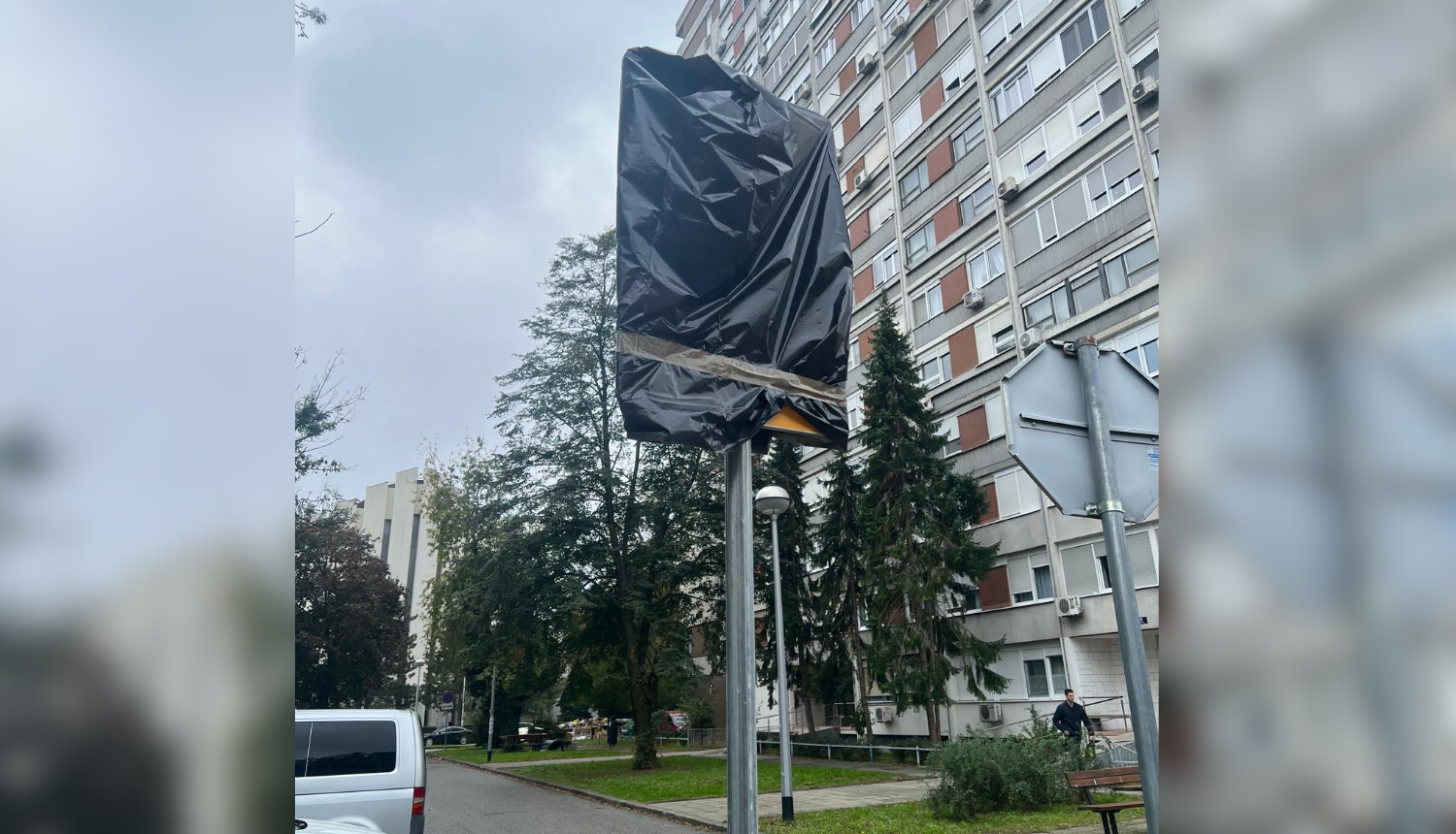 FOTO Građane iznenadile crne vreće preko tabli. Zagreb uvodi blokove i nova pravila parkinga