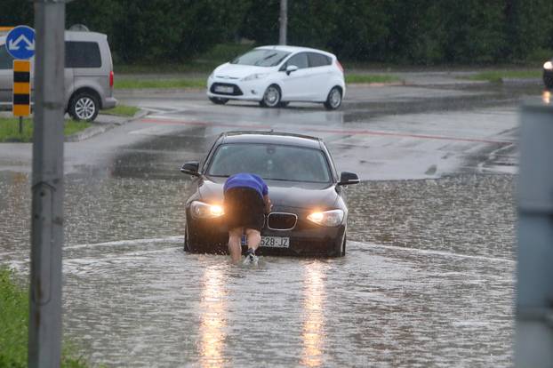 Karlovac: Obilna kiša uzrokovala probleme u prometu