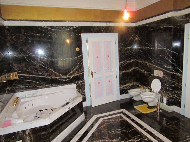 Ovako nešto nikad niste vidjeli! Prodaje se stan u Opatiji: Zlato, mramor, kipovi koji nose TV...