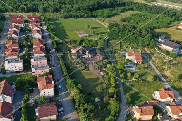 FOTO Ovu vilu od 15 milijuna eura prodaju u Sesvetama! Lift, vrtlari, fontane, mala sirena...