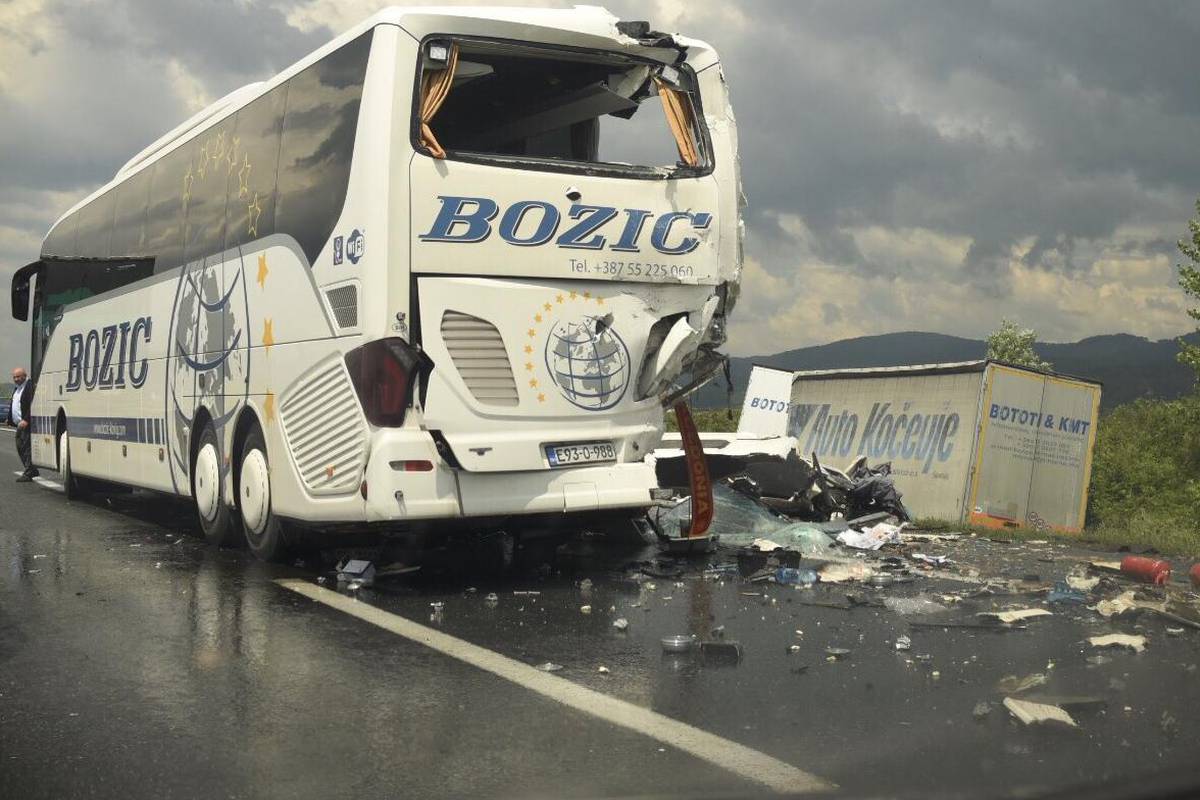 'Udarac je bio strašan': Jedan mrtav u sudaru kamiona i busa