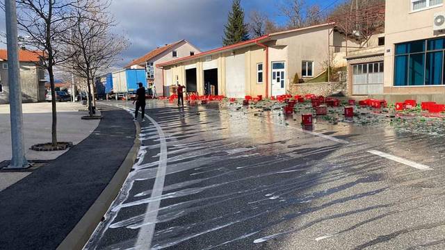 Nesreća u Hercegovini: Na cestu su ispale gajbe pune boca piva