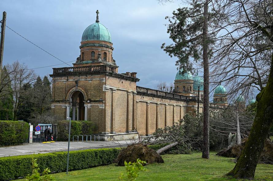 Zagreb: U nevremenu teško oštećeno gradsko groblje Mirogoj