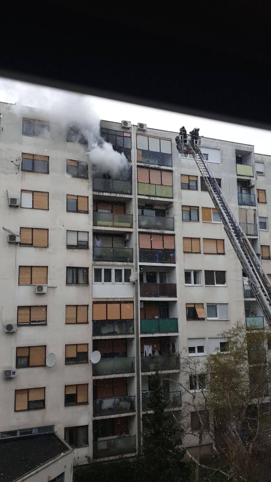 Gori stan, vatrogascima linije zagušene: Ne zovite za krov!