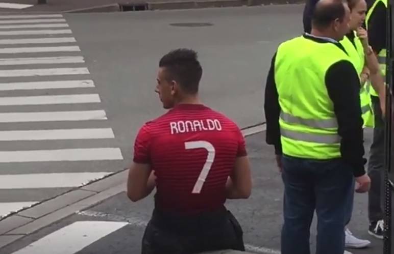 Sve stigne: 'Cristiano Ronaldo' čuva parking na dan utakmice