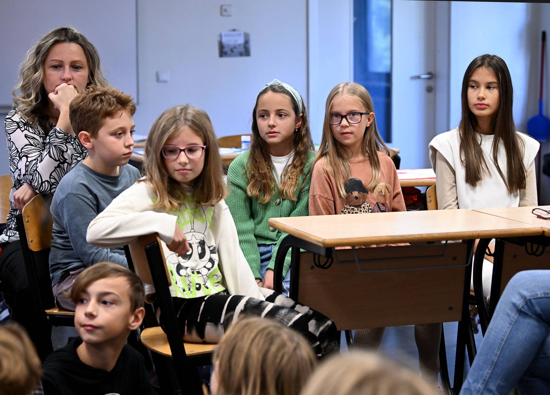 Zagreb: Djevojčica Noela Vincek nastavu prati uz pomoć prevoditeljice znakovnog jezika 