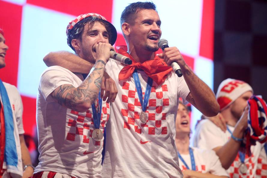 Zagreb: Nakon pet sati vožnje kroz grad Vatreni konačno stigli na Trg bana Josipa Jelačiča