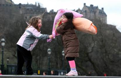 Škoti veselo obilježili Dan borbe jastucima