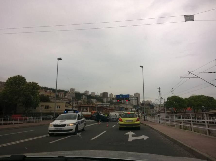 Kamion odbacio Mercedes na auto kojeg je prevrnuo na krov