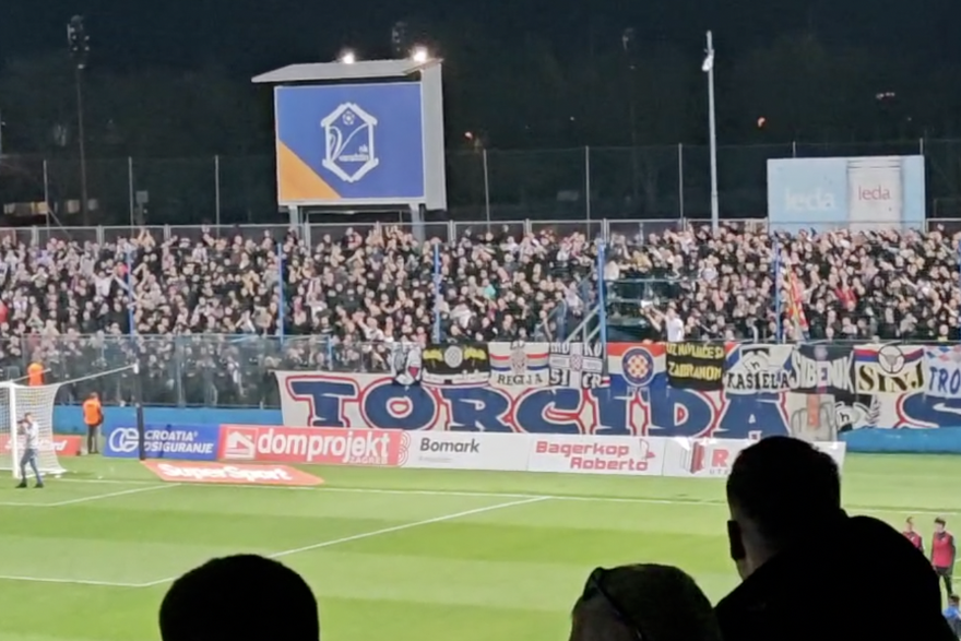 Igrači Hajduka poslije utakmice s Varaždinom ispred Torcide
