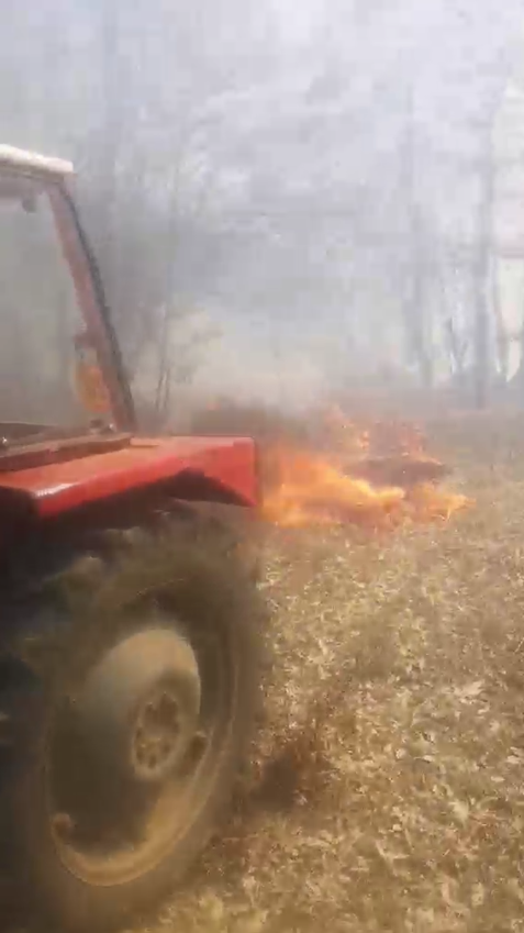Na traktor vezao goruću gumu i palio travu: 'Pa što to radiš?!'