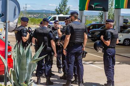 Navijači Hajduka u pratnji policije na odmorištu Nadin na autocesti A1
