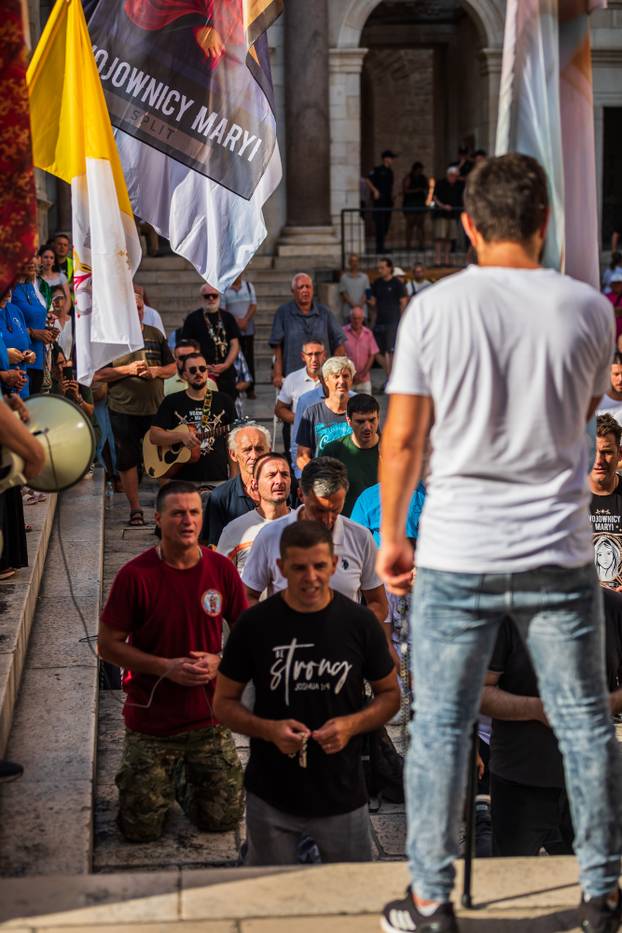 Split: Održana je molitva krunice na splitskom Peristilu