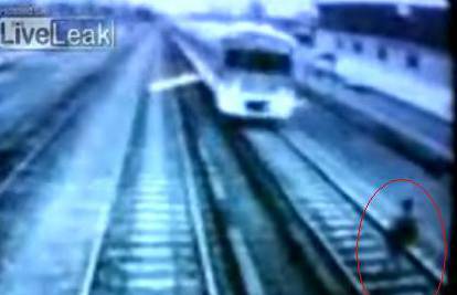 Vlak pregazio samoubojicu koji je hodao po pruzi
