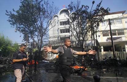 Najmanje devetero poginulo u napadu bombaša na tri crkve