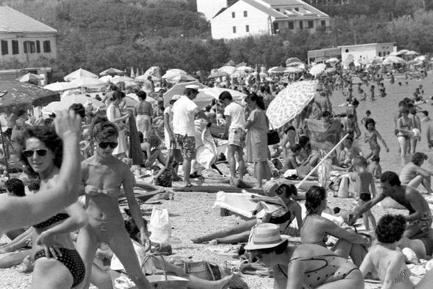 Opatija: Brojni posjetitelji uživaju u kupanju i sunčanju, kolovoz 1990.