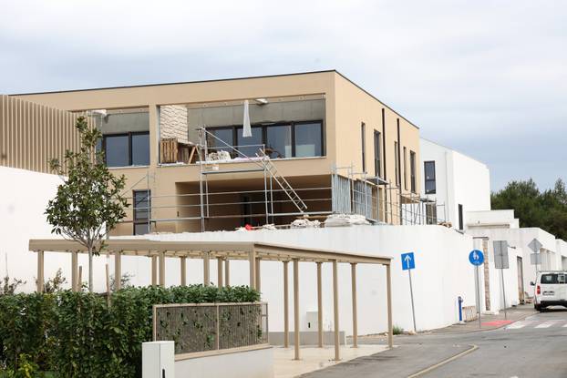 Šibenik: Novoizgrađene vile na plaži Rezalište u Brodarici