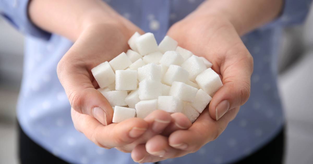 7 Warning Signs of Consuming Excessive Sugar: Increased Body Weight and Persistent Aches