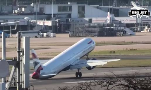 VIDEO Sletjet će, sletjet će, ups, ipak neće: Jak vjetar ljuljao je avion, nagnuo se u jednu stranu