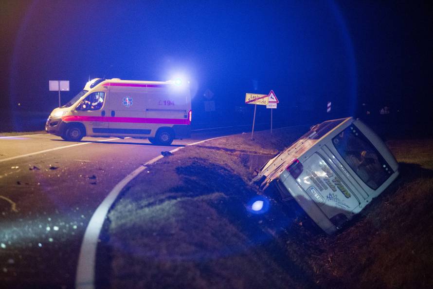 Autobus sa 17 putnika izletio s ceste, jedan čovjek ozlijeđen