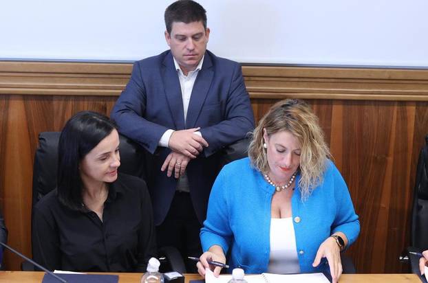 Crikvenica: Ministrica Marija Vučković i ministar Oleg Butković sudjelovali su na dodjeli ugovora za sanaciju i zatvaranje odlagalište otpada "Kalvarija"