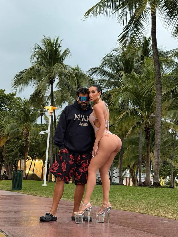 FOTO Ima pjesmu sa Severinom, stavio silikone u prsa, presadio i dlake: Ovako se mijenjao Azis