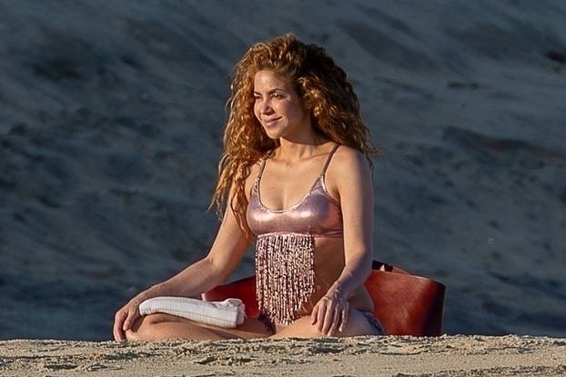 *PREMIUM-EXCLUSIVE* Shakira Turns Heads in Metallic Pink Bikini While Soaking Up the Sun in Cabo **WEB EMBARGO UNTIL 8PM/ET ON AUGUST 21, 2025**