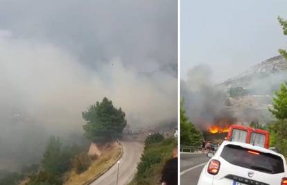 VIDEO Buknuo požar kod Omiša, morali zatvoriti i cestu: 'Izašlo je sedam vatrogasnih društava'