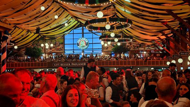 FOTO 24sata na Oktoberfestu:  Evo koliko košta krigla pive!