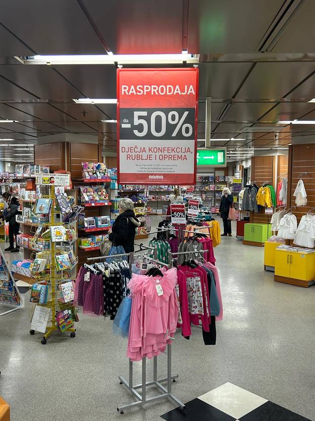 FOTO Velika rasprodaja zbog zatvaranja Name: 'Dućani su krcati, ovako nije niti za Božić'